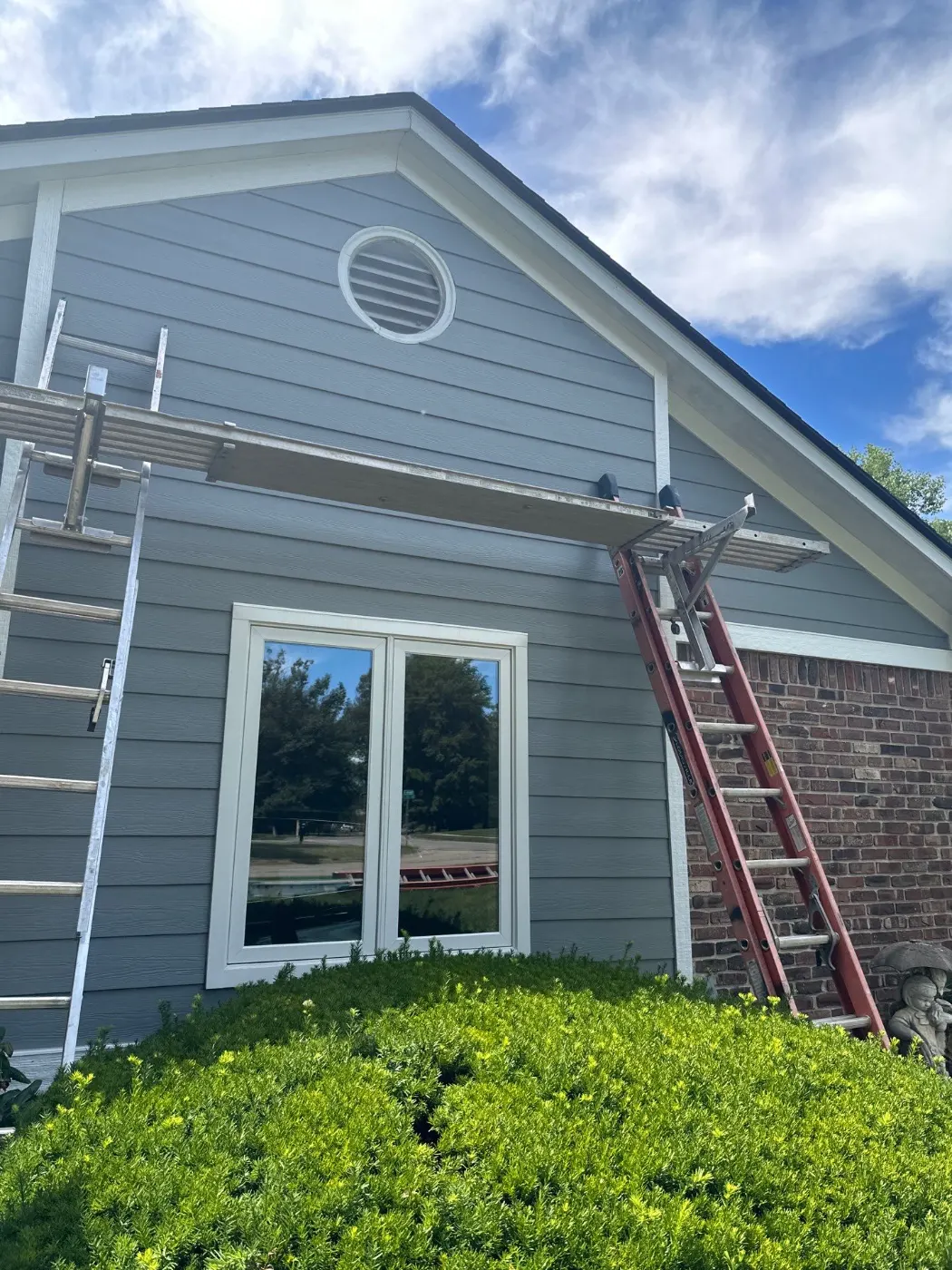 Trim and flashing detail on a Bridlewood siding job